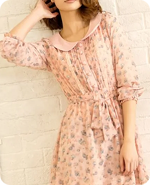 頭の後ろに手をやる女性