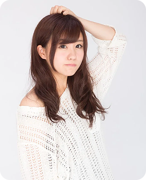 頭の上に手を乗せる女性