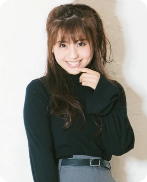 あごの下に手をやる女性