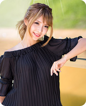 手すりに手を置く女性