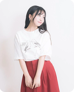 体の前で手を揃えている女性