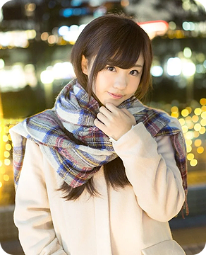 マフラーを巻いてポーズを決める女性