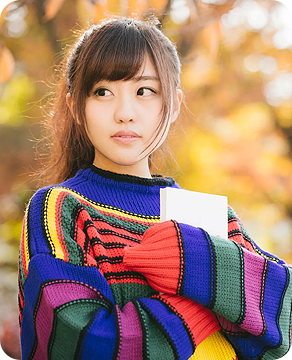 本を抱えている女性