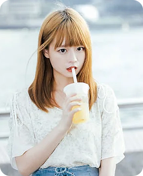 ジュースを飲む女性