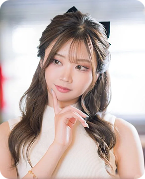 あごの下に人差し指を当てている女性