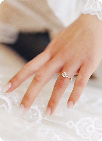 指輪をした女性の手